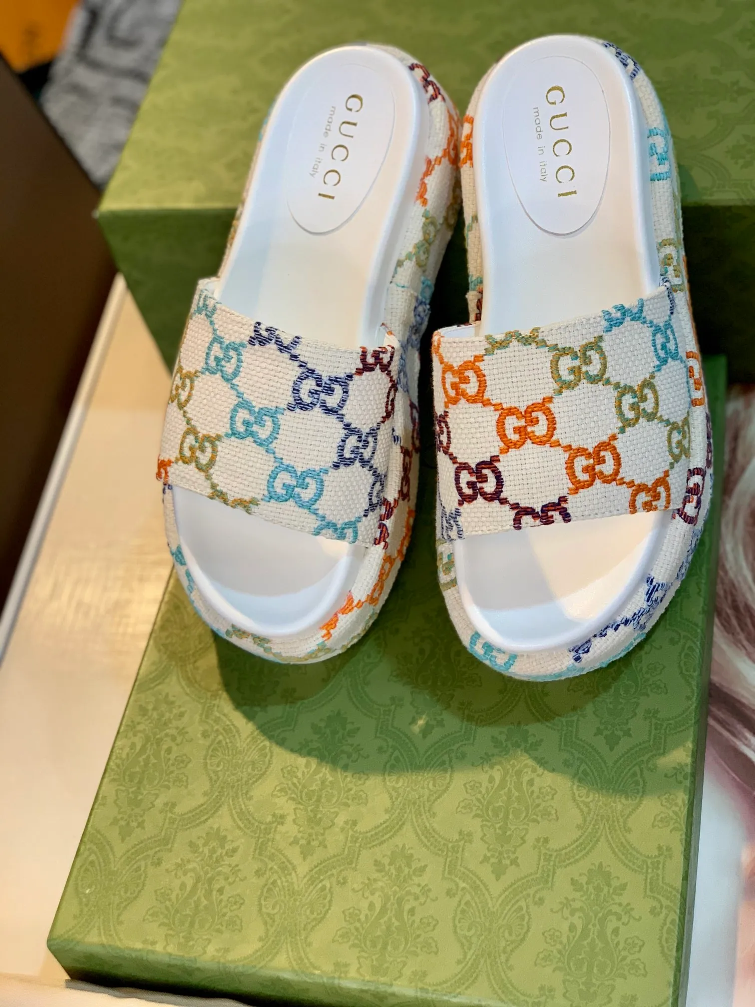 👟👟Ex-factory price 360👟👟Gucci North Face Collaboration 2022/Spring and Summer New Couple Style Electric Embroidered Thick-soled Slippers are now available. Series —————————————— Perfect interpretation! The original development supports any comparison in the market! Carefully crafted materials! Months in the making! The pattern is extremely beautiful! Unique charm. The fabric is made from the original one-to-one ratio! Flash sale market free version! The thorn lines and three-dimensional effect are full! High-end and high-end ꫛꫀꪝ Go➫ Materials: ❶Upper: Double G electric embroidery environmentally friendly washed denim fabric ❷Foot pads: imported sheepskin ❸Outsole! Original outsole ........................................ ♡Size: 35-43